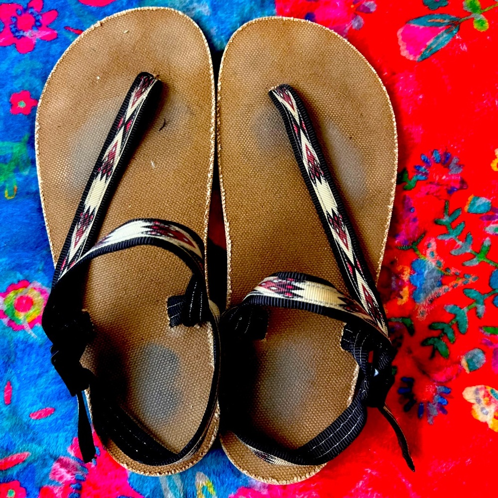 Almost New Earth Runner Sandals!